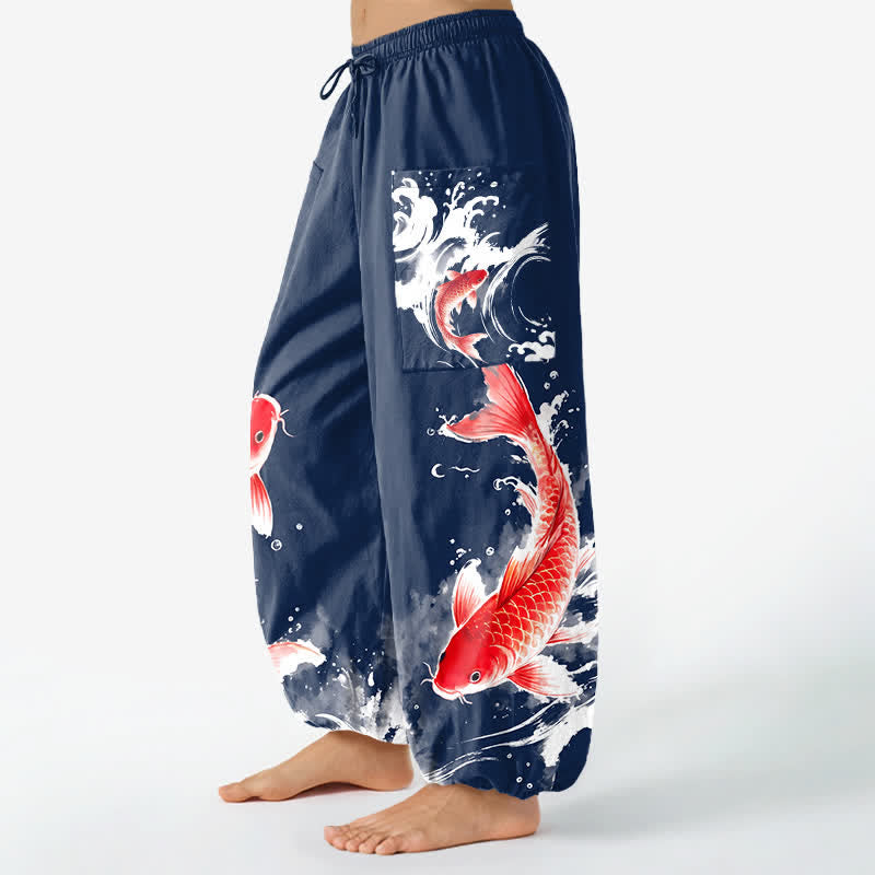 Buddha Stones Pantaloni harem da donna in cotone con elastico in vita e motivo a pesci koi, con tasche laterali. - image 1