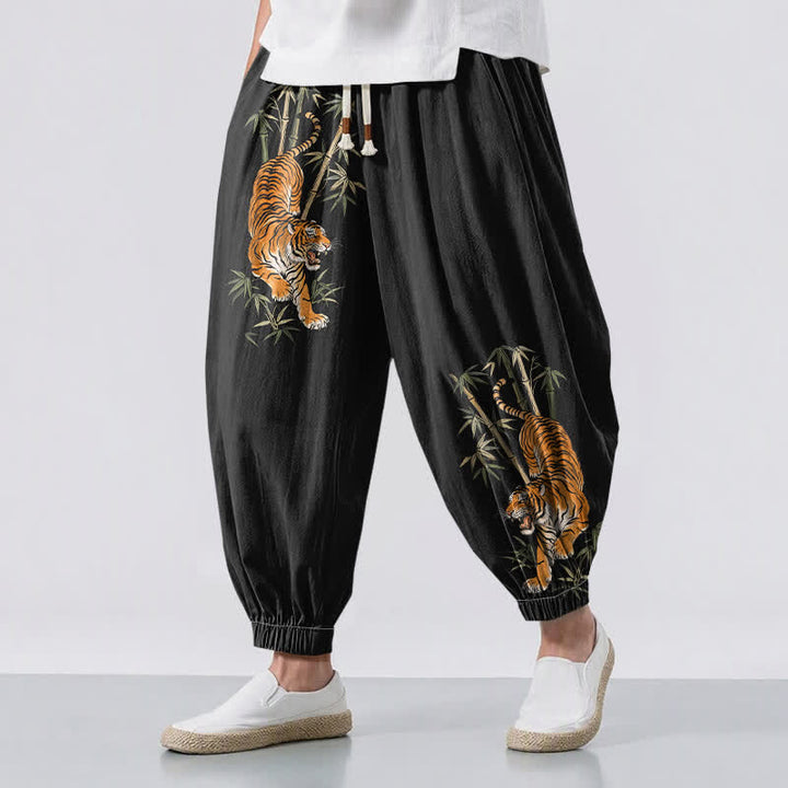 Buddha Stones Pantaloni harem da uomo in puro cotone con coulisse e tasche, fantasia tigre e bambù. - Nero - US/UK/AU50, EU60 (5XL) - image 0