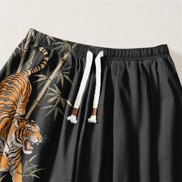 Buddha Stones Pantaloni harem da uomo in puro cotone con coulisse e tasche, fantasia tigre e bambù. - image 3