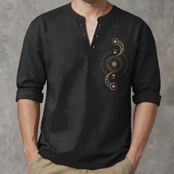 Buddha Stones Camicia da uomo a maniche lunghe con scollo a V e bottoni, in cotone, con motivo celeste sole e luna. - Nero - US/UK/AU48, EU58 (4XL) - image 0
