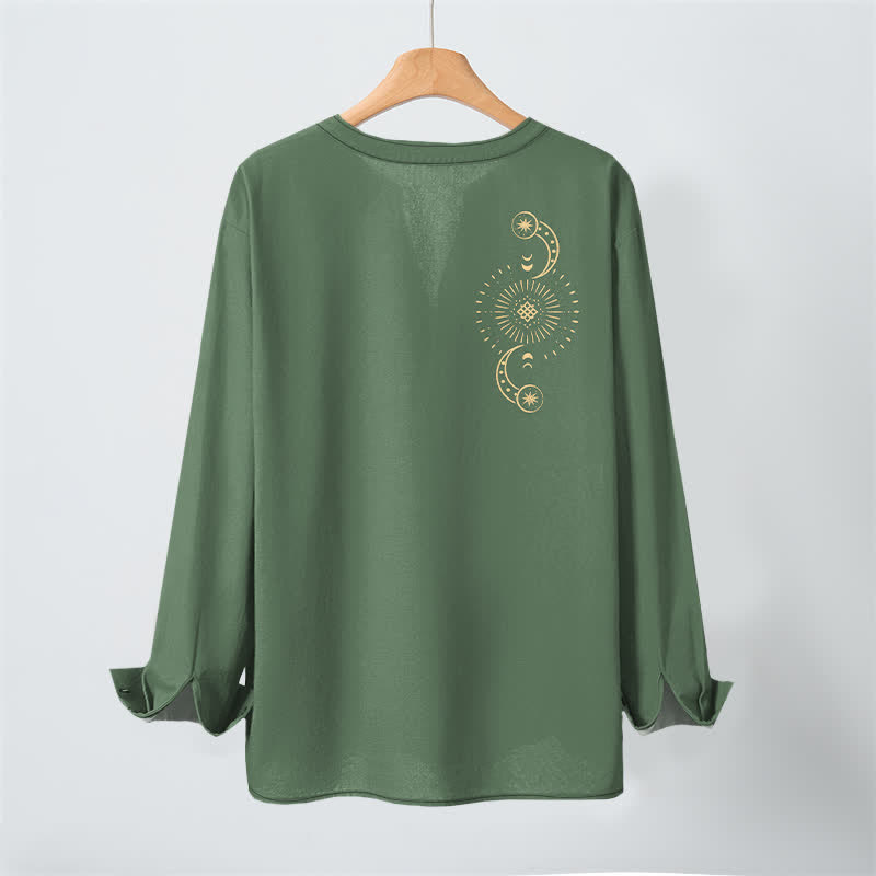 Buddha Stones Camicia da uomo a maniche lunghe con scollo a V e bottoni, in cotone, con motivo celeste sole e luna. - image 17