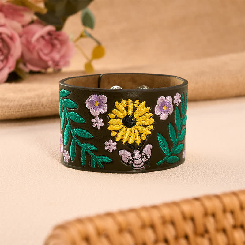 Buddha Stones Bracciale vintage con fibbia in pelle ricamata con fiori, rose e farfalle. - Giardino delle farfalle (Circonferenza del polso: circa 5,9–6,7 pollici / 15–17 cm) - image 0