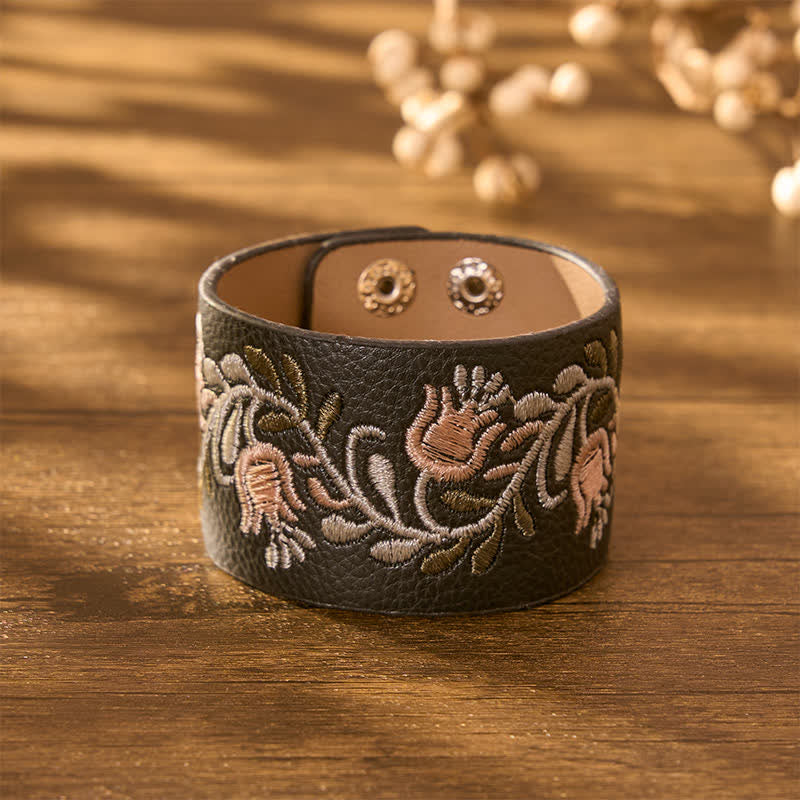 Buddha Stones Bracciale in pelle intrecciata a mano con fibbia protettiva a forma di vite di fiori bianchi. - image 1