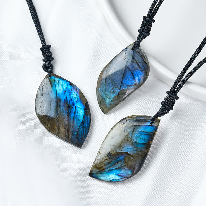 Buddha Stones Collana con cordino intrecciato e design a foglia di labradorite, ispirata all'intuizione. - image 0