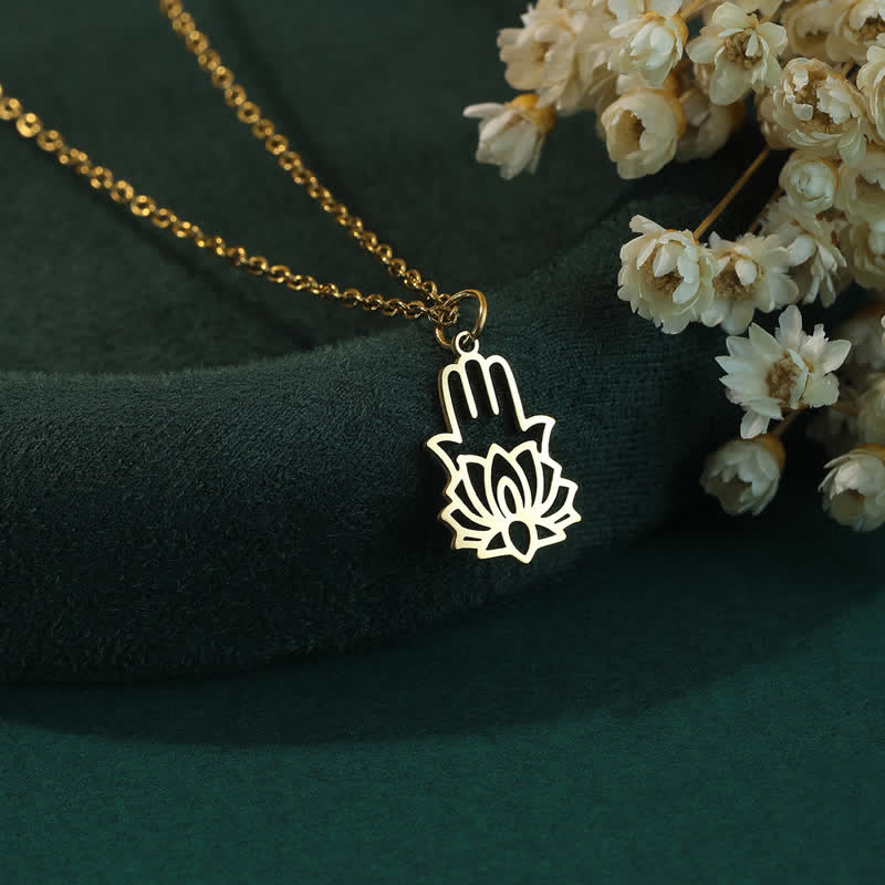Buddha Stones Collana protettiva per la mano di Hamsa in acciaio al titanio e loto - Oro - image 3