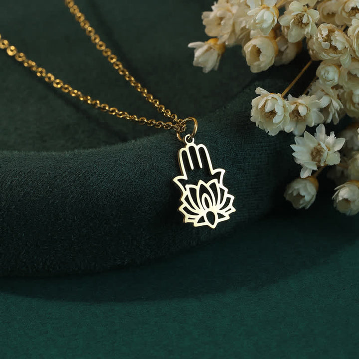 Buddha Stones Collana protettiva per la mano di Hamsa in acciaio al titanio e loto - Oro - image 3