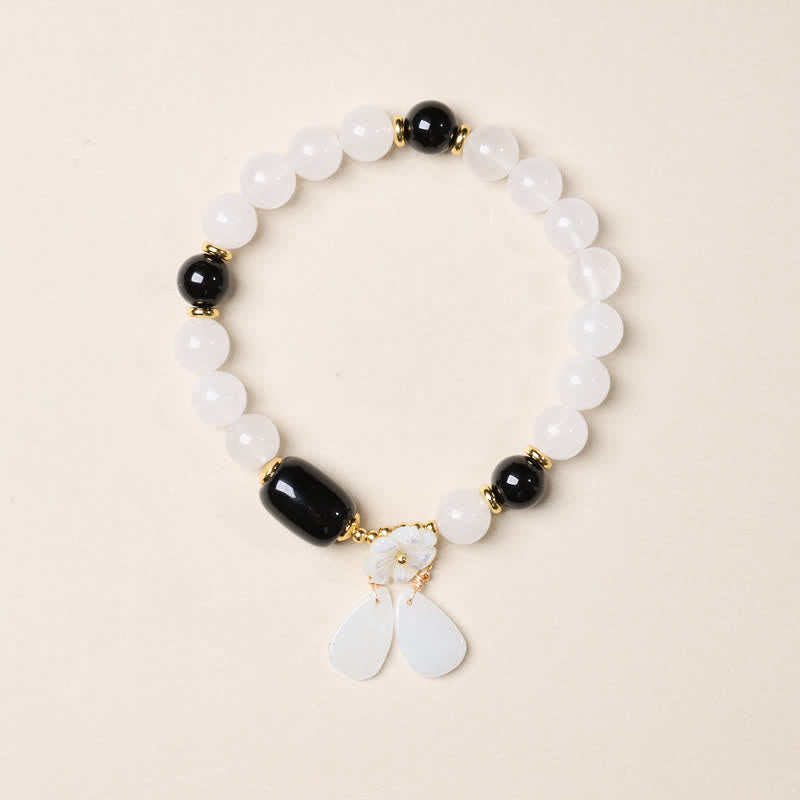 Buddha Stones Elegante bracciale a goccia con motivo floreale in calcedonio bianco e agata nera - image 1