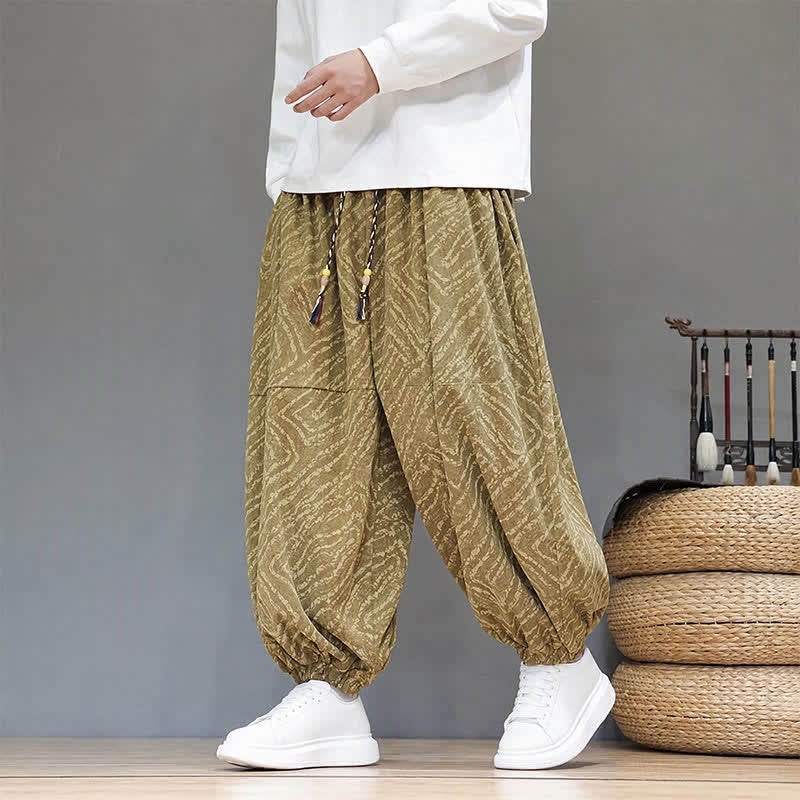 Buddha Stones Pantaloni corti da uomo in velluto a coste con coulisse, stile boho, casual, autunno/inverno, con linee astratte, modello harem e tasche. - Cachi scuro - US/UK/AU46, EU56 (5XL) - image 0