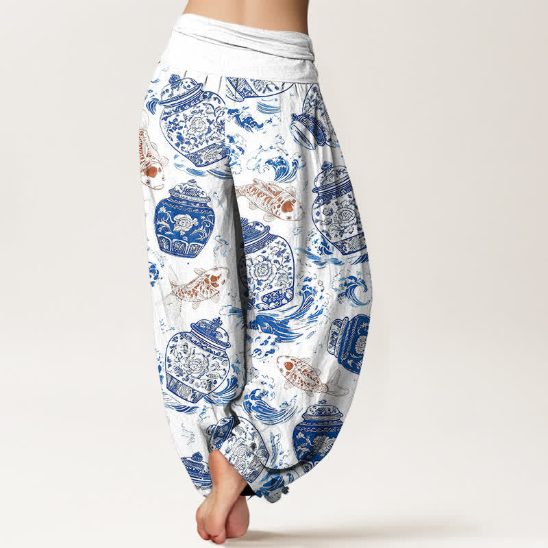 Buddha Stones Pantaloni harem da donna in cotone blu e bianco con motivo floreale e pesci koi, con elastico in vita. - image 1
