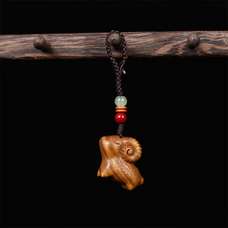 Buddha Stones Portachiavi portafortuna intagliati a mano in legno di sandalo rosso e verde con capra portafortuna in legno di sandalo verde - Corda intrecciata - Sandalo verde - image 1