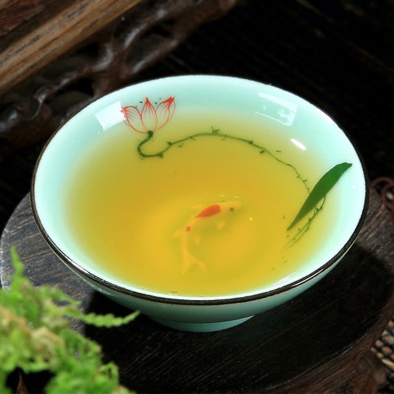 Buddha Stones Tazza da tè Douli in ceramica celadon dipinta a mano con motivo loto e carpa koi. - image 0