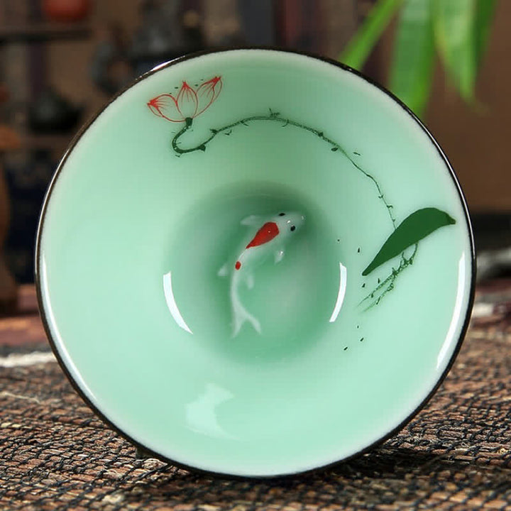 Buddha Stones Tazza da tè Douli in ceramica celadon dipinta a mano con motivo loto e carpa koi. - Tre Loti - image 1
