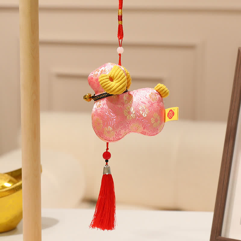Buddha Stones Canzone dell'anno della capra, pecora in broccato, nappa portafortuna, decorazione carina con animali da appendere - Rosa - Circa 13 cm - image 1