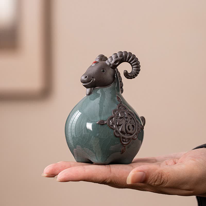 Buddha Stones Statuetta in ceramica di capra dalle corna arricciate, di buon auspicio, graziosa decorazione a forma di animale - image 1