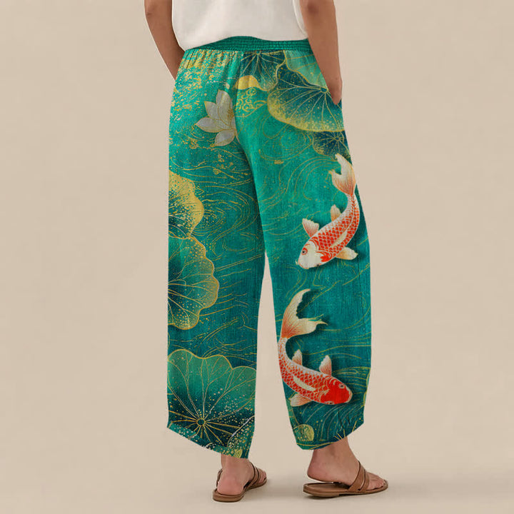 Buddha Stones Pantaloni harem da donna in cotone con motivo a loto rosso e pesci koi, vita elasticizzata e pieghe, con tasche. - image 2