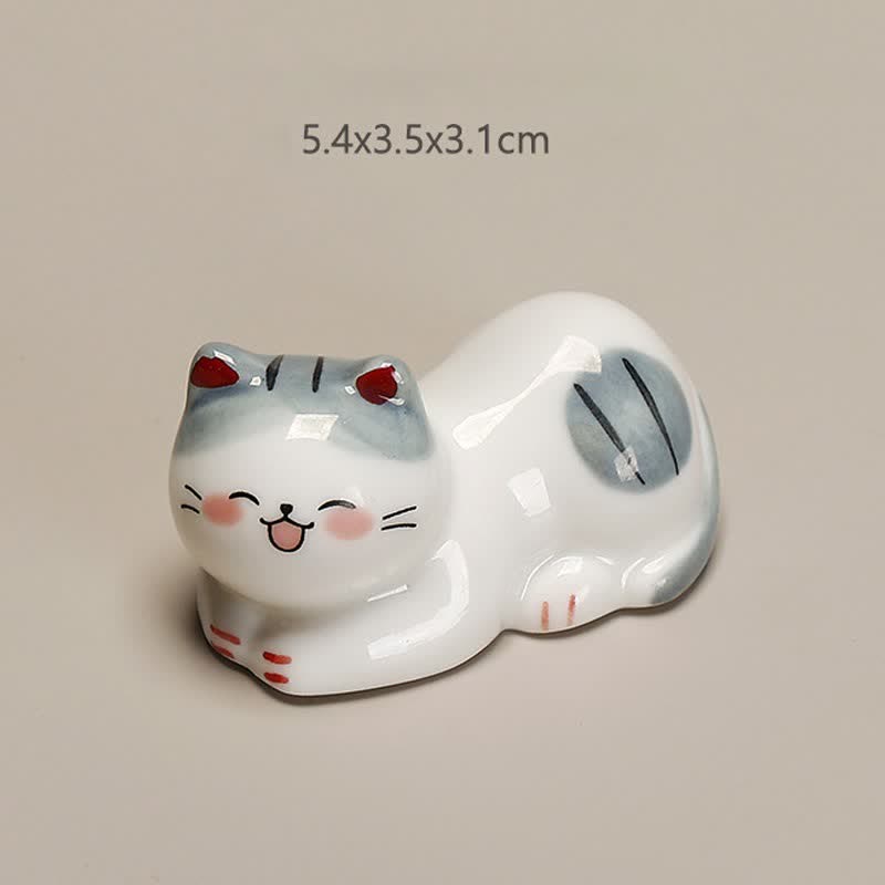 Buddha Stones Piccolo porta bacchette da tavolo in ceramica a forma di gatto portafortuna. - Gatto sdraiato sul fianco sinistro, dimensioni approssimative: 5,4 × 3,5 × 3,1 cm - image 1