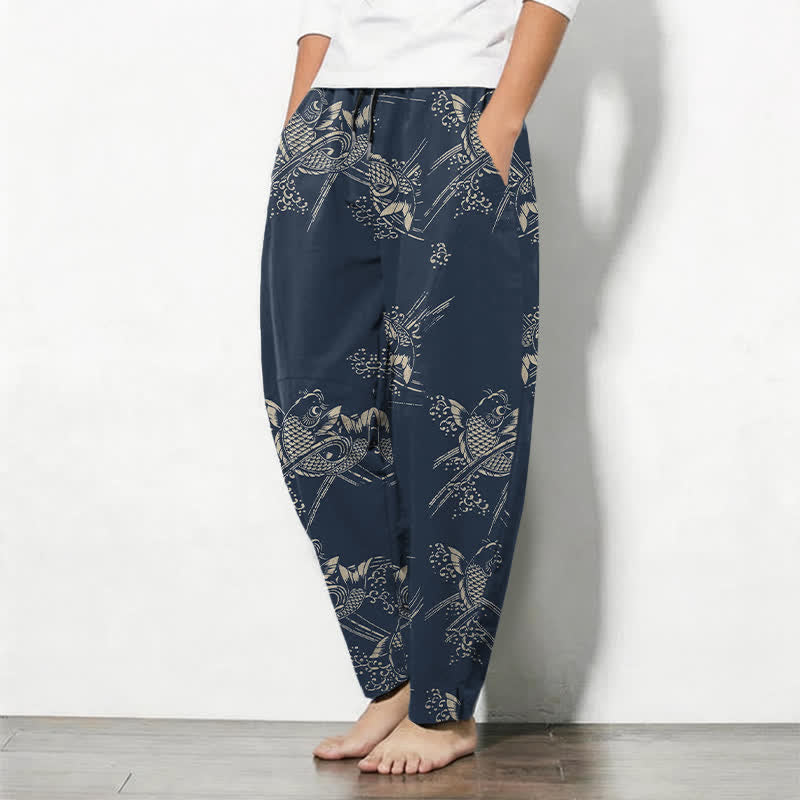 Buddha Stones Pantaloni da uomo affusolati in puro cotone con coulisse e tasche, fantasia bohémien con carpe koi. - image 1
