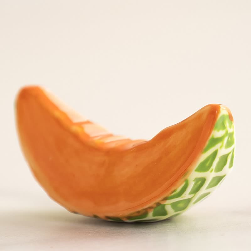 Buddha Stones Porta bacchette in ceramica lucida a forma di fetta di melone o anguria, in stile giapponese. - Melone cantalupo (circa 5,2 cm × 2 cm × 2,4 cm) - image 1