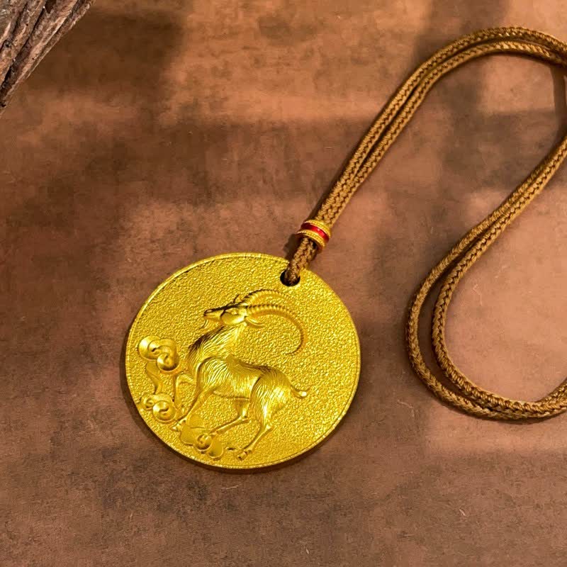 Buddha Stones Collana con ciondolo rotondo in rame intagliato a rilievo raffigurante una capra portafortuna dello zodiaco cinese. - Cordone d'oro - image 1