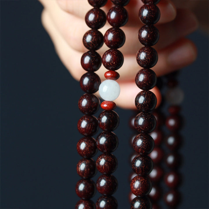 Braccialetto di equilibrio Mala di loto in legno di sandalo rosso con piccole foglie tibetane Buddha Stones