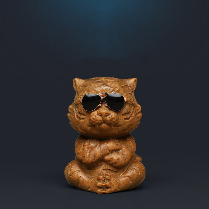 Buddha Stones Piccole Tigre di Sandalo Verde Inciso Decorazioni per Scrivania Positive
