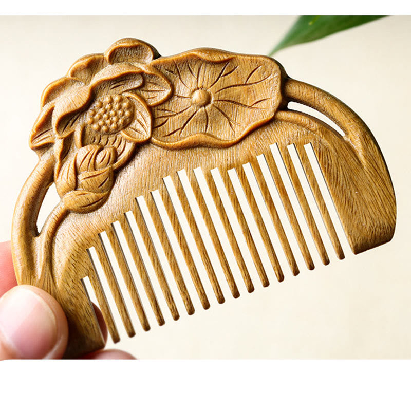 Pettine lenitivo inciso con foglia di fiore di loto in legno di sandalo verde naturale