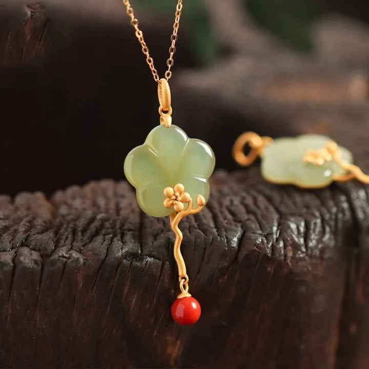 Collana con ciondolo della prosperità in agata rossa e giada con fiore di prugna d'epoca