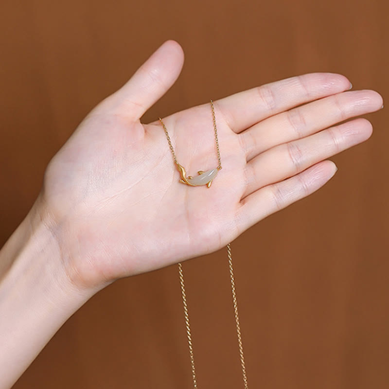 Collana con ciondolo portafortuna a forma di delfino in giada bianca in argento sterling 925 Buddha Stones