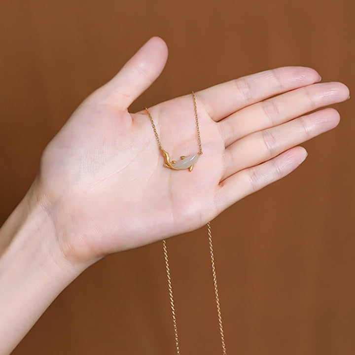 Collana con ciondolo portafortuna a forma di delfino in giada bianca in argento sterling 925 Buddha Stones