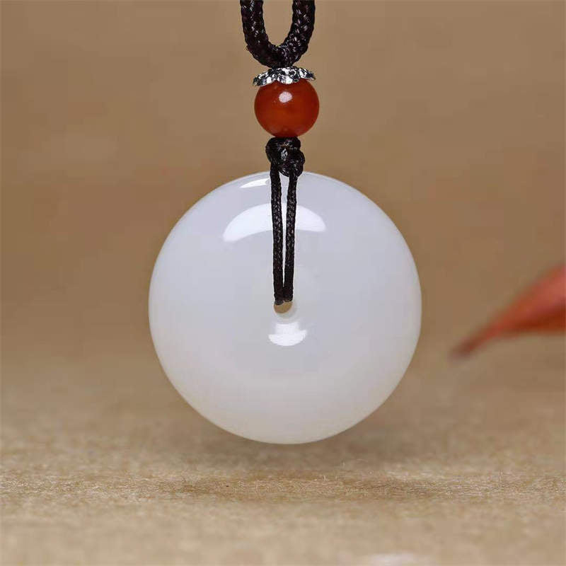 Collana con ciondolo con fibbia della pace in giada bianca Hetian con Buddha Stones rotonde e benedizione