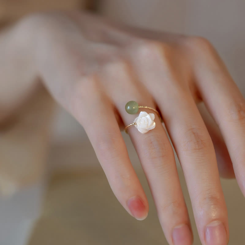 Anello di benedizione con perline di giada e fiore di rosa in pietra tridacna placcata in oro 14K Buddha Stones