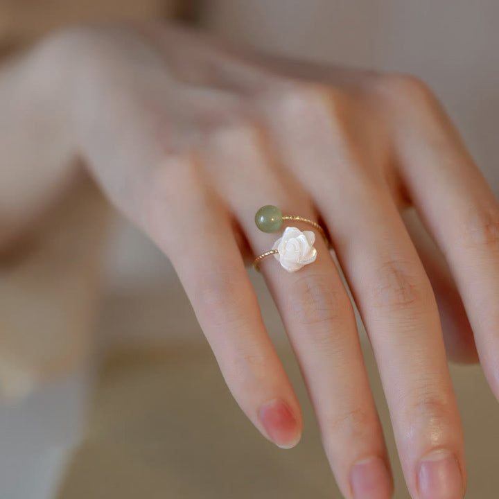 Anello di benedizione con perline di giada e fiore di rosa in pietra tridacna placcata in oro 14K Buddha Stones