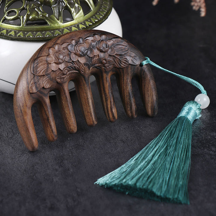 Pettine con nappa lenitiva inciso con fiori di prugna, fiori di loto e pesce koi in legno di sandalo verde