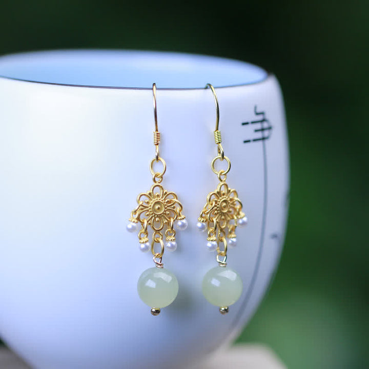 Orecchini pendenti con motivo floreale in giada Hetian placcati in oro 14K - image 1