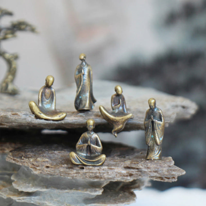 Buddha Stones Mini Buddha da Meditazione Monaco di Metallo Serenità Decorazione per la Casa