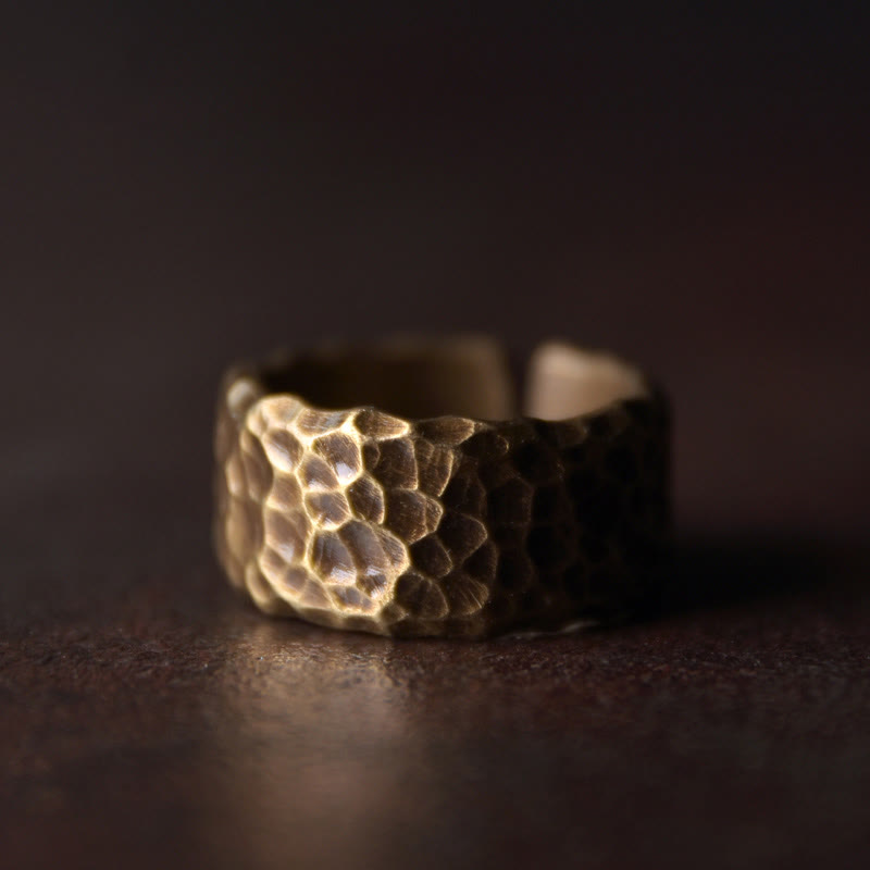 Anello portafortuna in ottone e rame con motivo a rilievo tibetano