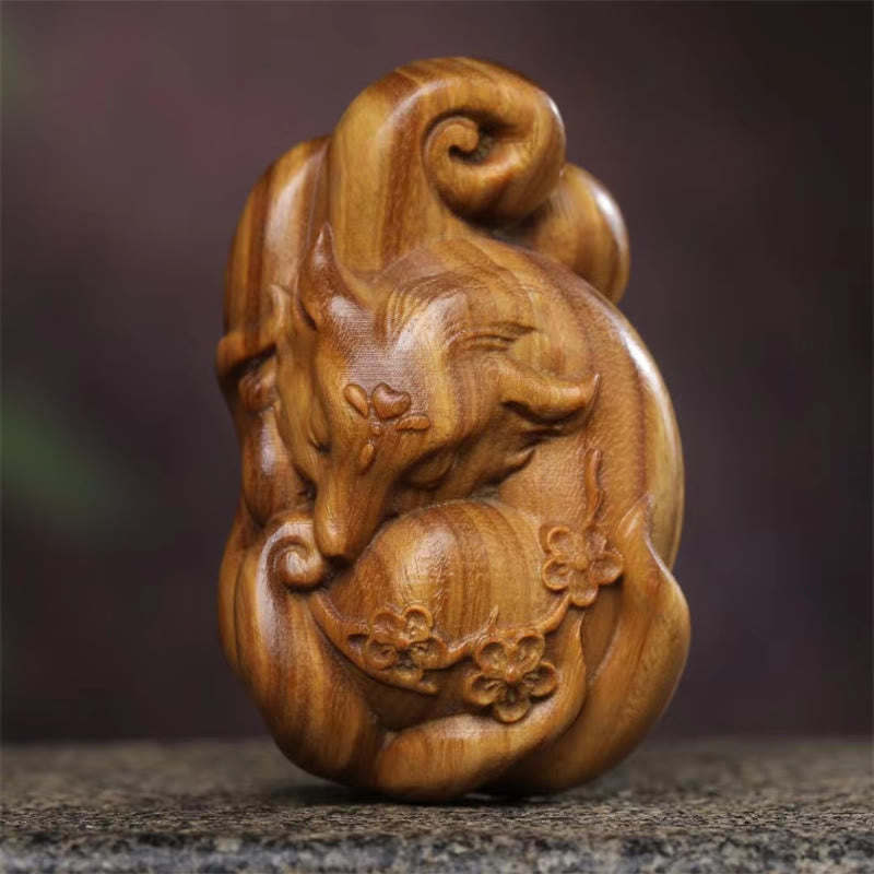 Decorazione da appendere all'auto, in legno di sandalo verde, Buddha Stones, mini volpe a nove code, decorazione per la pace. - Grande volpe a nove code in legno di sandalo verde 6,8*4,1*2,9 cm - image 0