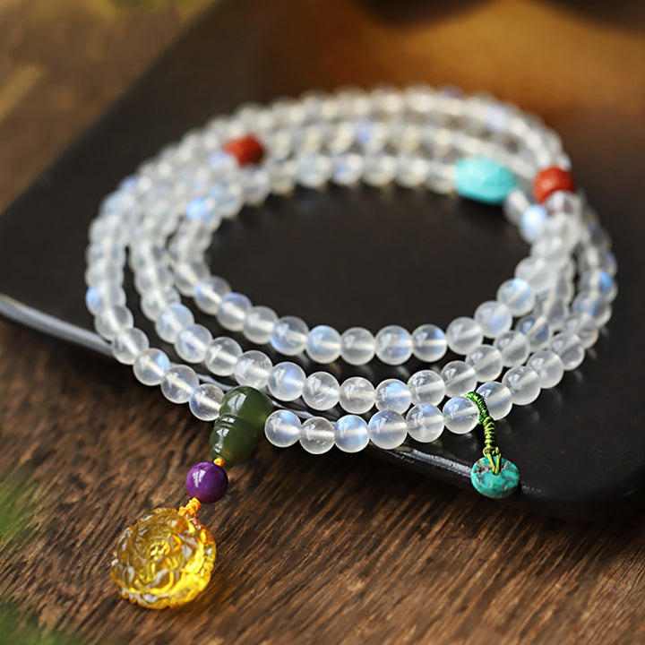 Braccialetto Mala con 108 perle di Buddha Stones , ambra, loto e turchese, per la guarigione con cristalli. - Pietra di luna (luminescenza variabile – da tenue a intensa) - image 0