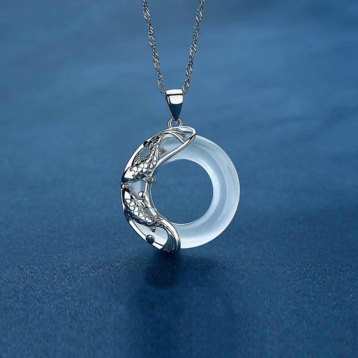 Buddha Stones Collana portafortuna con carpa koi in giada bianca naturale - image 1