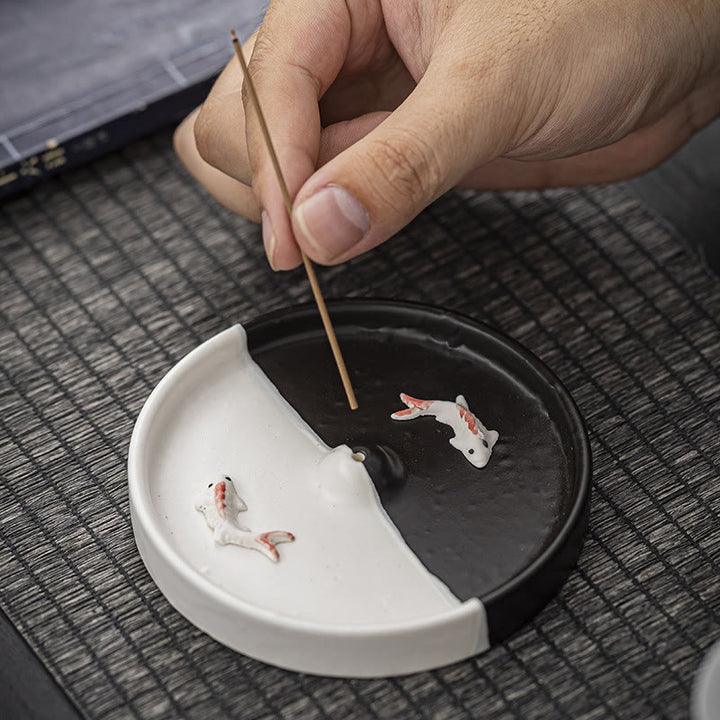 Buddha Stones Modello di pesce Koi Decorazione per bruciatore di incenso in ceramica con guarigione spirituale