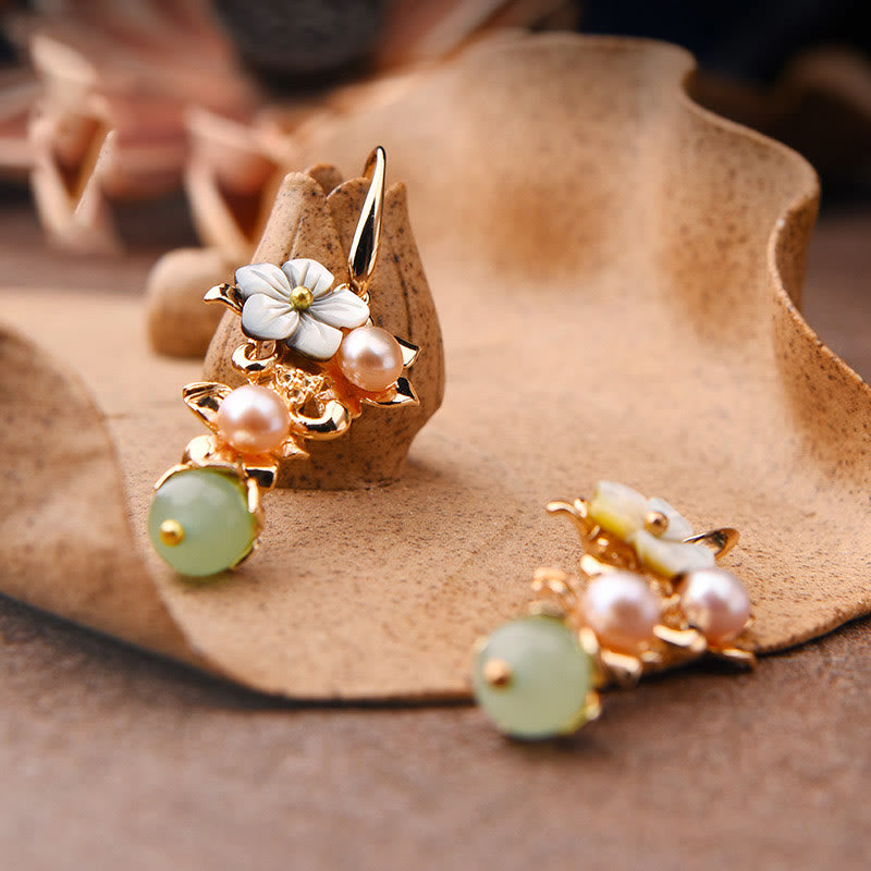 Orecchini pendenti in pietra di tridacna placcata in oro 14K con perle di avventurina verde e fiore di perle Buddha Stones