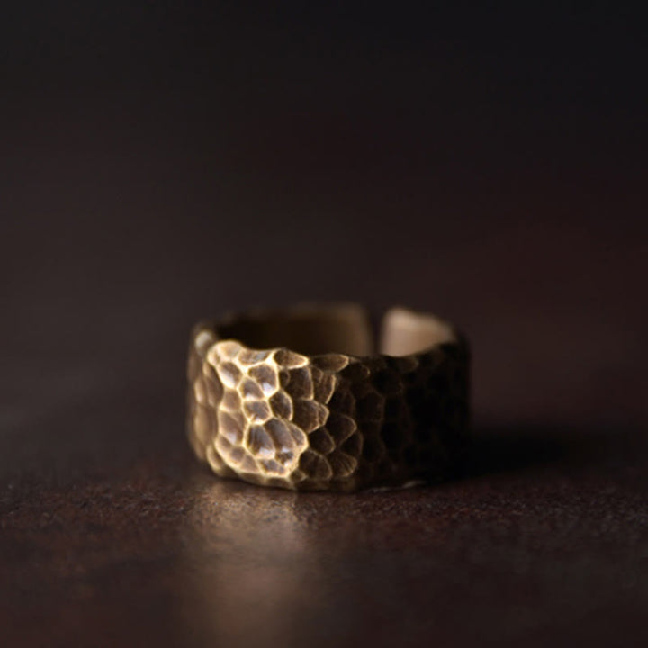Anello portafortuna in ottone e rame con motivo a rilievo tibetano