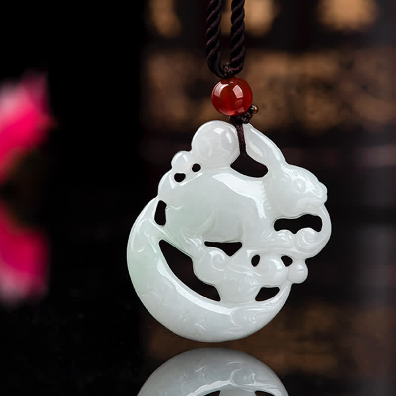 Collana con ciondolo di protezione della luna crescente in giada bianca dell'anno del coniglio