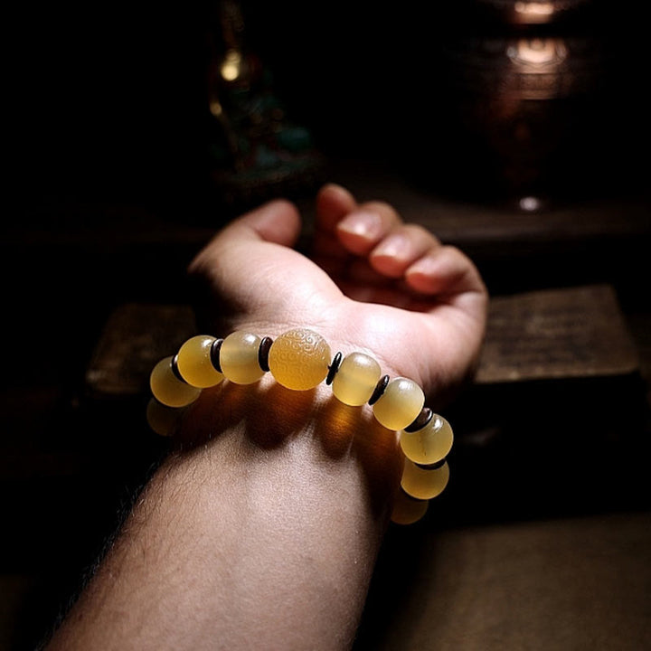 Braccialetto di auspicio Om Mani Padme Hum in corno di pecora tibetano fatto a mano con Buddha Stones