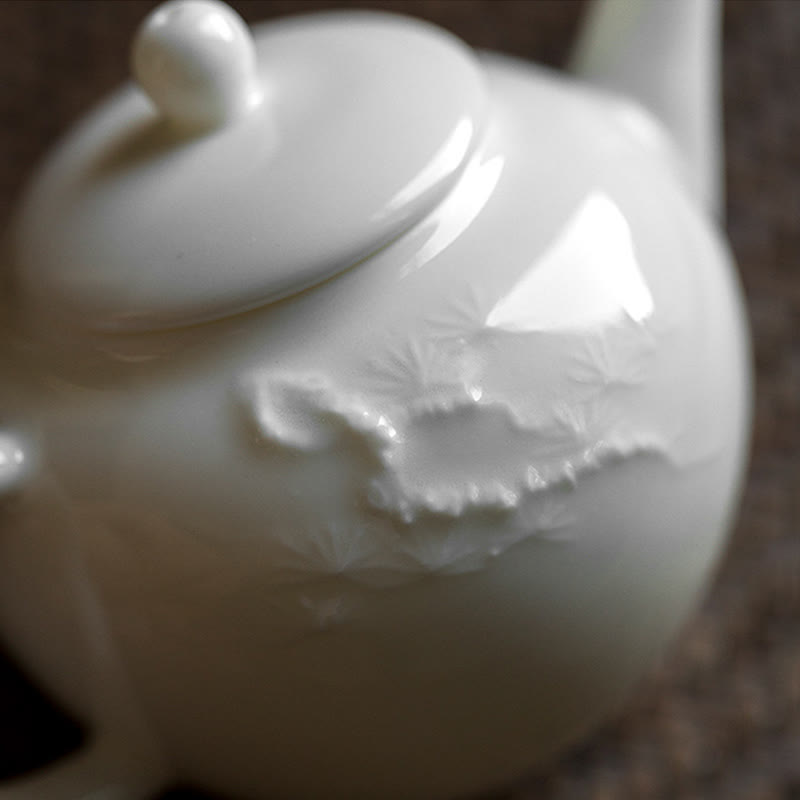 Teiera in ceramica con motivo inciso in bambù e pino prugna bianca
