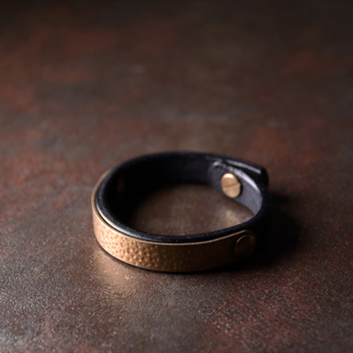 Braccialetto di ricchezza in pelle di ottone di rame con texture fatta a mano vintage Buddha Stones
