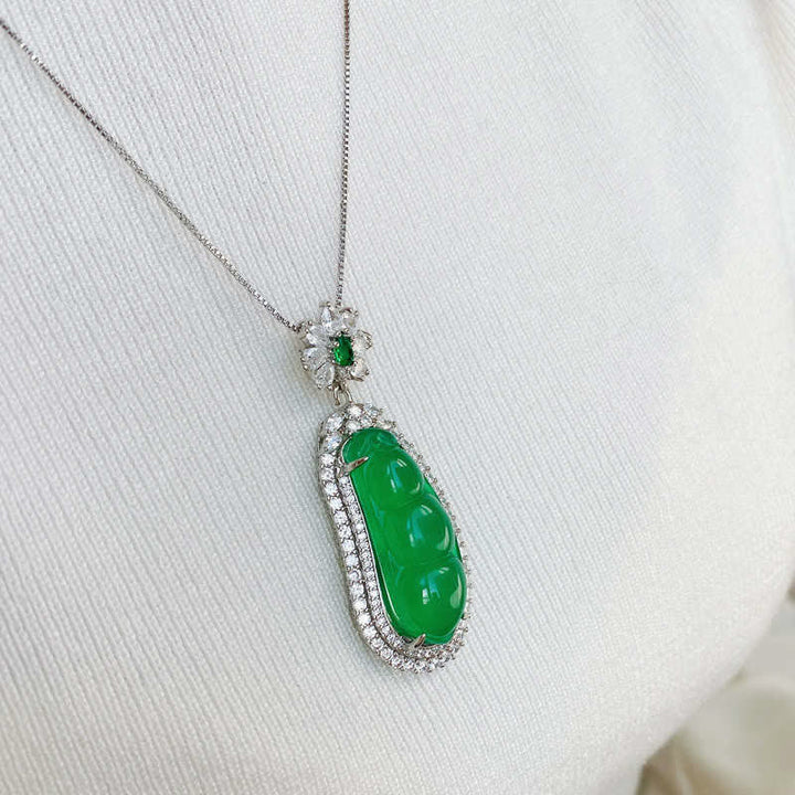 Collana con ciondolo portafortuna in giada ciano e fagiolo della fortuna
