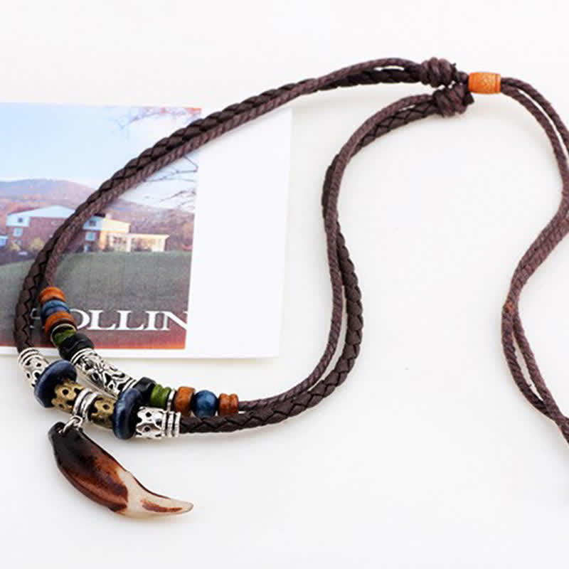 Collana con ciondolo etnica con motivo a denti di lupo e perline, simbolo della ricchezza