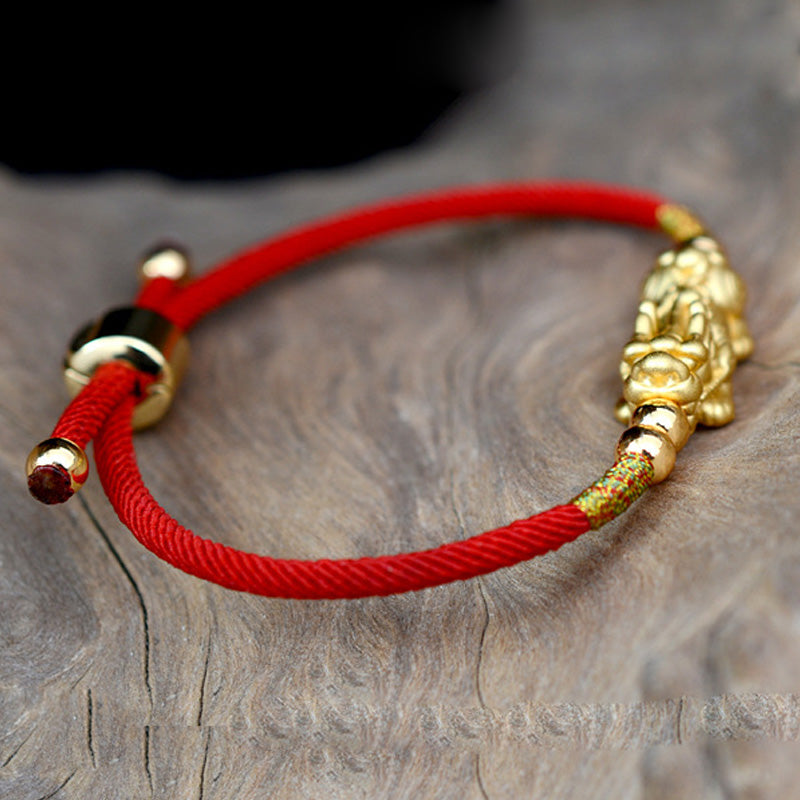 Braccialetto Buddha Stones PiXiu Luck Red String placcato oro 24K