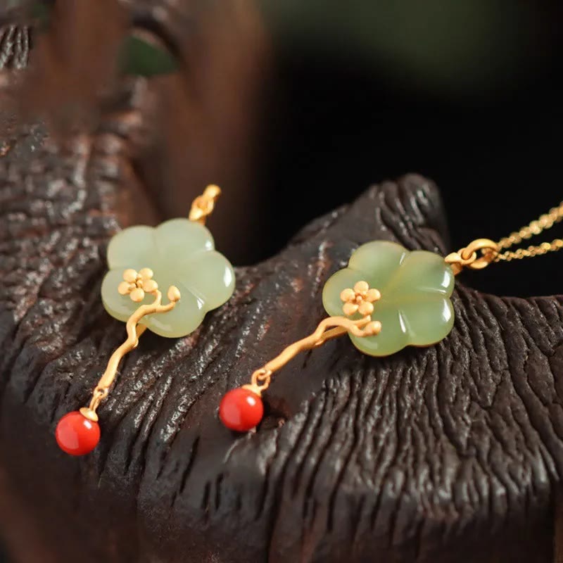 Collana con ciondolo della prosperità in agata rossa e giada con fiore di prugna d'epoca